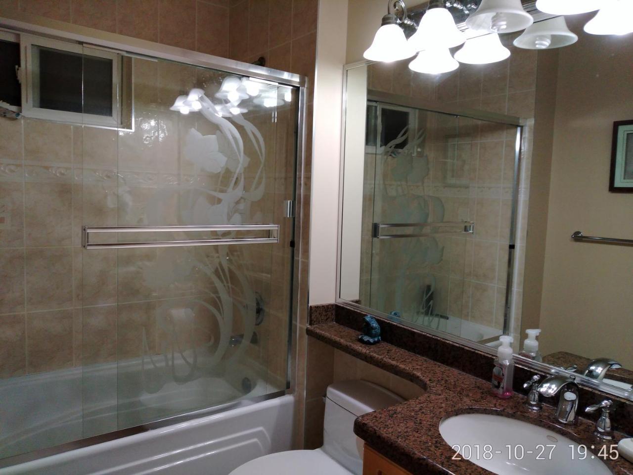 Three Kittens Guesthouse Burnaby Ngoại thất bức ảnh